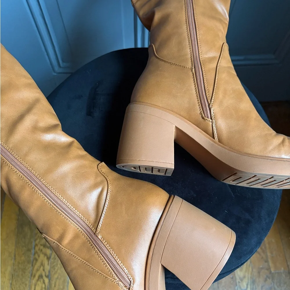 🆕 70s-inspired tan faux leather knee-high boots - Picture 6 of 7